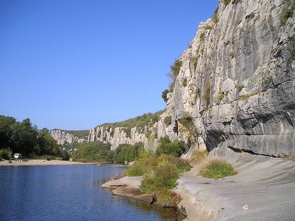 Top campings à Ruoms : votre guide ultime pour camper