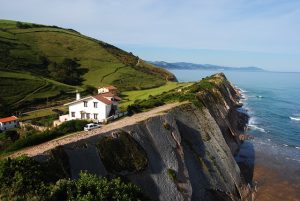 Les campings 4 étoiles en bord de mer au Pays basque, offrant confort et vue sur l'océan